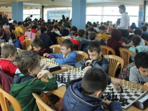 24 Şubat Kurtuluş Kupası Satranç Turnuvası Kıyasıya Maçlara Sahne Oldu