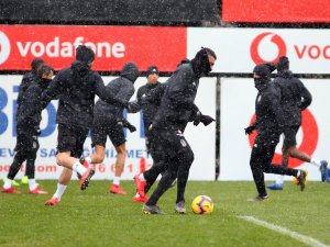 Beşiktaş Kar Yağışı Altında Çalıştı