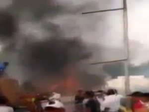 İki İnsani Yardım Kamyonu Yakıldı: 20 Yaralı Var