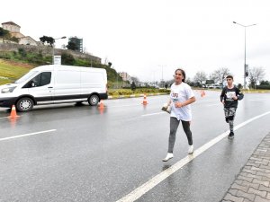 Ayağı Sıkan Ayakkabılarını Eline Alarak Koştu