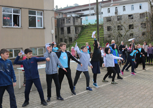 Rize'de Geri Dönüşüme Atılacak Kağıtlardan Uçak Yarışması Düzenlendi