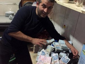 Sipariş Ettiği Gıda Kolisinden 300 Bin Tl Çıktı