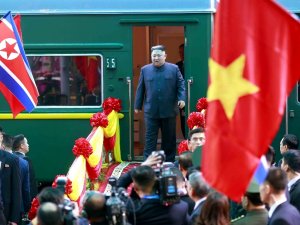 Kim Vietnam’da, Trump Yolda
