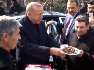 Erdoğan’a Evinin Önünde Doğum Günü Sürprizi