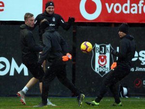 Beşiktaş, Karla Karışık Yağmur Altında Çalıştı