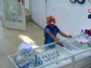 9 Yaşındaki Çocuktan Kuru Sıkı Silahla Soygun Girişimi