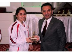 Samsun’da Başarılı Sporculara Kupa Ve Madalya