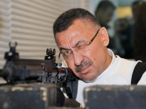 Cumhurbaşkanı Yardımcısı Oktay, Yerli Silahla Atış Yaptı