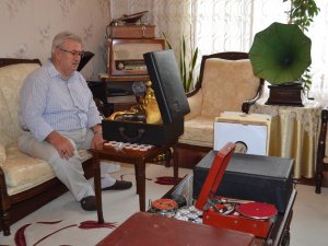 Zeki Müren’le Başladı, Yaklaşık 2 Bin Taş Plak Biriktirdi