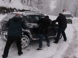 Türkiye’nin Gürcistan Sınırındaki Artvin’in Macahel Bölgesinde Kar Yağışı Hayatı Olumsuz Etkiliyor