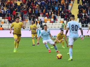 Medipol Başakşehir İlk Yarıda Golü Buldu