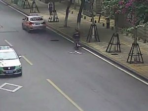 Yaşlı Adamın Parası Bir Anda Yola Saçıldı