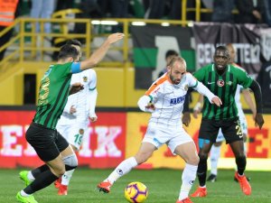 İlk Yarı Sessiz Bitti