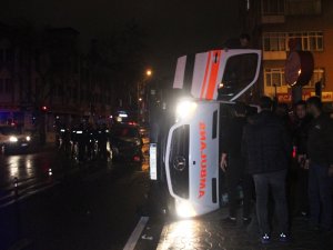 Ambulans ile polis aracı çarpıştı: 5 yaralı