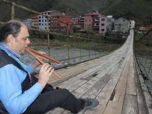 Unutulan Enstrümanları Hem Yapıyor Hem De Çalıyor