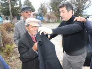 Başkan Adayı Üşüyen Yaşlı Adama Paltosunu Hediye Etti
