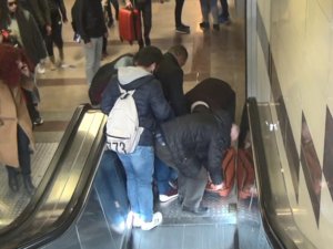 Ünlü Oyuncu Yürüyen Merdivenden Düşerek Yaralandı