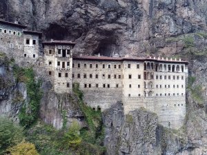 Sümela Manastırı’nda 3,5 Yıldır Süren Restorasyon Çalışmaları Kapsamında 4 Bin Ton Kaya Temizliği Yapıldı
