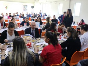 Kılçdaroğlu Tabldottan Yemek Yedi, Karanfil Hediye Etti