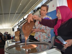 Kadınlar Gününde Trabzonlu Köylü Kadınlara Çikolata Yapmayı Öğrettiler