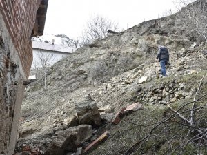 Gümüşhane’de Dağdan Kopan Kayalar Evin Üzerine Yuvarlandı