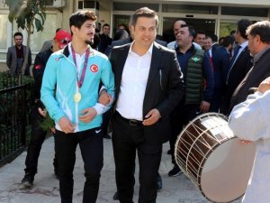 Avrupa Şampiyonu Kerem Kamal’a Görkemli Karşılama