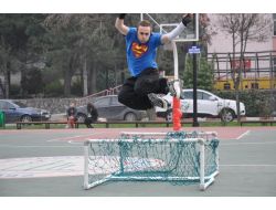 Hem Adını Hem De Sporunu Tanıtmaya Çalışıyor