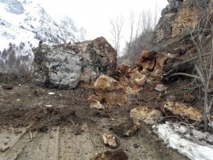 Gümüşhane’de Köy Yoluna Devasa Kaya Düştü