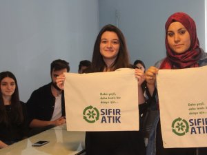 Naylon Poşete Savaş Açan Üniversite Öğrencileri Bez Çanta Dikiyor