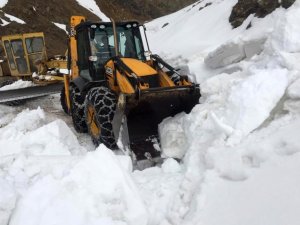 Gümüşhane’de Yerel Seçimler Öncesi Köy Yollarında Karla Mücadele Çalışmaları Hızlandı