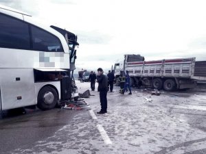 Yolcu Otobüsü Kamyonla Çarpıştı: 15 Yaralı