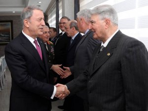 Bakan Akar Emekli Ve Muvazzaf Subaylarla Bir Araya Geldi