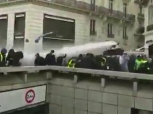 Sarı Yelekliler Paris Sokaklarını Savaş Alanına Çevirdi