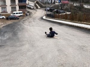 Yamaçtaki Islak Asfalttan Laminant Parçaları İle Böyle Kaydılar