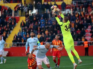 Lider İlk Yarıda Geride
