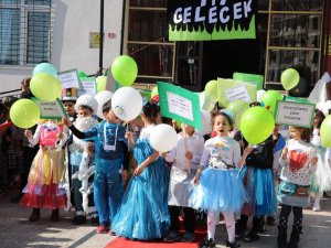 Minik Öğrencilerden Geri Dönüşüm Defilesi