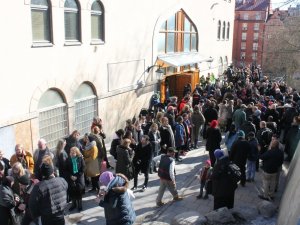 Cami Önünde Dostluk Zinciri Oluşturuldu