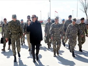 Bakan Akar Ve Komutanlar Suriye Sınırının Sıfır Noktasında