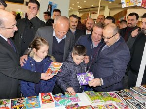 Bakan Turhan, Kitap Fuarı’nı Gezdi