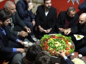 Zorluoğlu Öğrenci Evinde Çiğ Köfte Partisine Katıldı