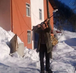 Artvin'de çatıda biriken karları tüfekle temizliyorlar VİDEO İZLE