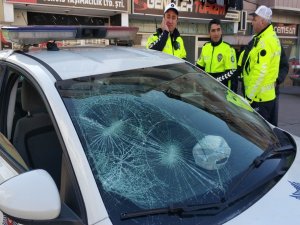 Polis Aracının Camını Kırdılar,bastonla Polise Saldırdılar