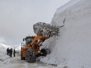 Gümüşhane’de Seçim İçin 6 Metrelik Kar Kütleleri Aşılıyor