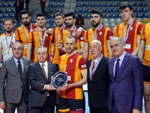 Galatasaray Erkek Voleybol Takımı’na Madalyalarını Mustafa Cengiz Verdi