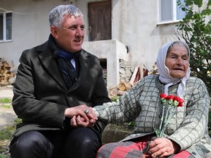 Oflu 105 Yaşındaki Ayşe Nine’nin Erdoğan Sevgisi