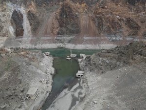 Artvin’de Yağışların Az Olması ile Baraj Suları Çekildi Asırlık Köy Ortaya Çıktı