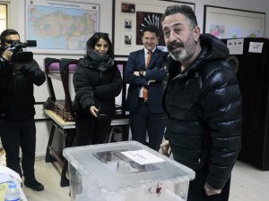 Cem Yılmaz Espriyi Sandık Başında Da Patlattı