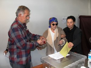 Fatma Girik Hasta Yatağından Kalkıp Sandık Başına Gitti