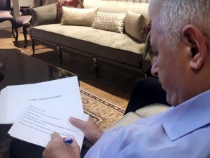 Binali Yıldırım Teşekkür Konuşmasını Hazırlıyor