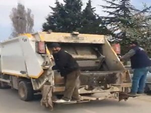 Seçimi Kazanan Başkanın İlk İcraatı Çöp Toplamak Oldu